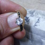 یک انگشتر بسیار قدیمی بارنگ ثابت آبکاری طلا و سنگ با ارزشش