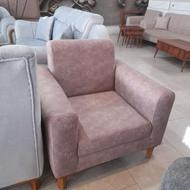 فروشنده خانم برای نمایشگاه مبل