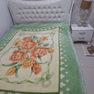 یک عدد تخت دو نفره بدون خوشخواب با دو عدد پاتختی