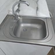 سوییت نوساز همکف مستقل با امکانات پارکینگ دارد