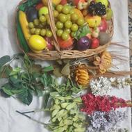 مقداری لوازم سفره عقد و تزیینات مصنوعی