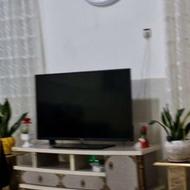 میز تلویزیون چوبی سالم و زیبا بدون هیچ ضربه و پوست شدگی