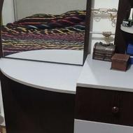 تختخواب دونفره وپاتختی ومیزآرایش