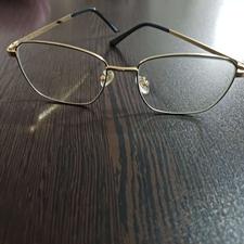 عینک طبی سالم و تمیز