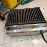یک دستگاه گریل پز صنعتی با سنگهاش ویک دستگاه فر پیتزا 9 نفره