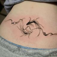 یک مدل برای تتو بدن ژل لب هاشور