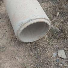 چند عدد لوله بتنی برای چاه و نهر