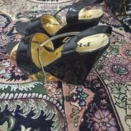 کفش مجلسی فقط یک پار پوشیده شده شب عروسی