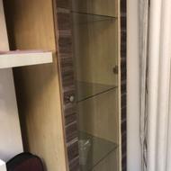 کمد با درب شیشه ی