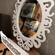 آینه چوبی و پایه سفید طرح دار