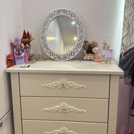 کمد و تخت خواب و دریوار کودک