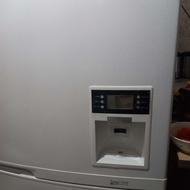 یک دستگاه یخچال فریزر اسنوا