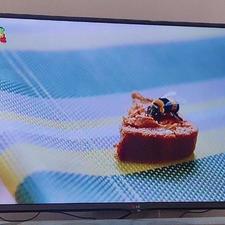 تلویزیون 42 اینچ ال جی با پایه دیواری و میز