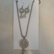 یک عدد گردنبند به همراه گوشواره