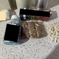 تعدادی قالب و وسایل شمع سازی