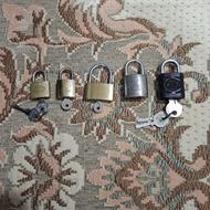 تعدادی قفل کوچک