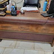 یک میز مدیریت با 6 عدد صندلی یک عسلی دفتری .بعلت تعقیر شغل