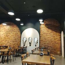 سالن دار و صبحانه زن