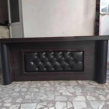 میز مدیریت و میز کناریش