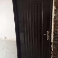 یک عدد درب ورودی ساختمان با چهار چوب