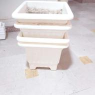 تعدادی گلدان پلاستیکی یکجا