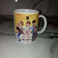 لیوان با طرح بی تی اس