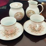 تعدادی فنجان و لوازم آشپزخانه