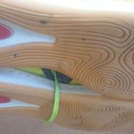 کفش ورزشی همراه با یه کفش استوک