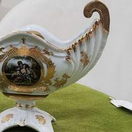 کنار سالنی برنجی و گلدان های بسیارقدیمی ایتالیایی