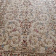 فرش 9متری 1200 شانه طرح جدید گل برجسته. نو و داخل کاور است.