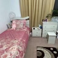 1 عدد تخت به همراه تشک و پاتختی و دراور و یک کمد کوچک