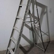 نردبان آلومینیومی و چهار پایه بلند آهنی