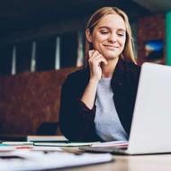 پذیرش همکار پاسخگوی کامنت خانم برای صفحه خدمات مجلس آرایایی