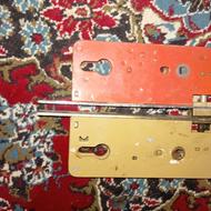 تعدادی دستگیره در و کابینت و کمد دیواری و لولا هاشون