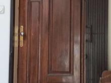 در ب چوبی اپارتمان در شیپور