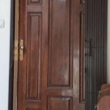 در ب چوبی اپارتمان