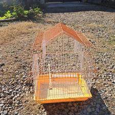 قفس آهنی بزرگ و قفس طوطی