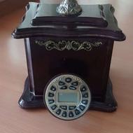 تلفن قدیمی و ساعت دیواری