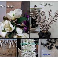 تعدادی گل مصنوعی و ریسه گل