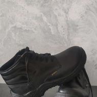 کفش صنعتی طبی و محافظ دار