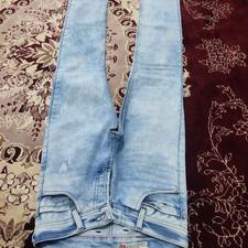 1 عدد تیشرت درحدنو و 1 عدد شلوار لی سنگ شور نو