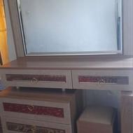 تخت و با دوشک و میز ارایش