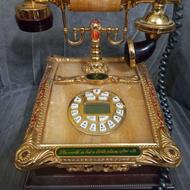 تلفن قدیمی موزیکال، رنگ طلایی ثابت و صفحه نمایش داره