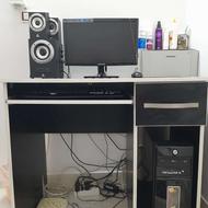 میز کامپیوتر در حد نو