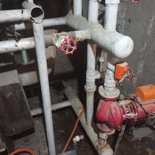 لوله کشی اب وگاز پلیکا وشوفاژ موتورخانه تعمیرا کف سرویس ها