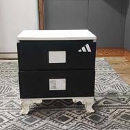 کنسول کنار تخت نوجوان