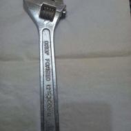 تعدادی آچار و لوازم