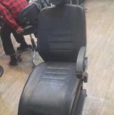 رنگ مو .وسایل آرایشگاه. میز ماساژ