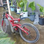 دوچرخه کاملا سالم رنگ قرمز