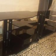 میز تلویزیون شیشه‌ای در حد نو سالم می‌باشد